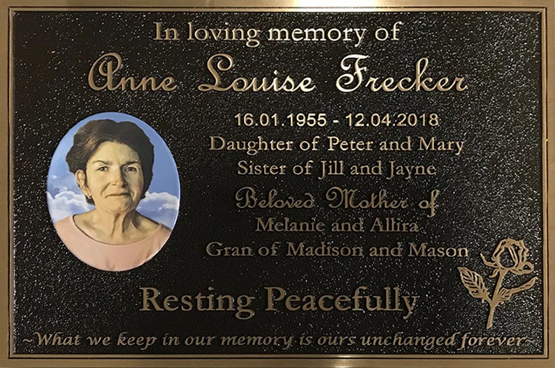 Photo (bas) relief uses a blend of photography and casting photos to sculpt the image into the bronze, providing another quality option. The photo is recreated in relief in the body of your plaque. We offer a full range of options to facilitate your design. In addition to photos of loved ones or those commemorated, add logos, images or motifs
